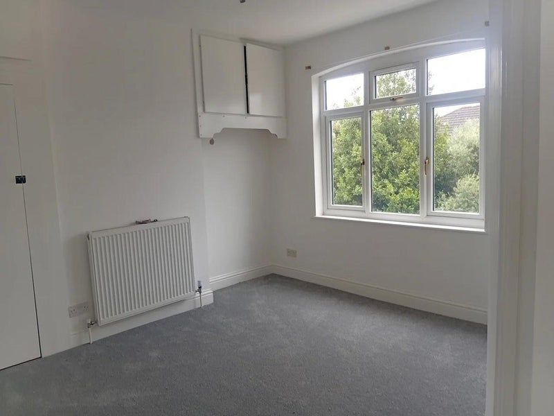 Room Elmhurst Avenue in Greater London