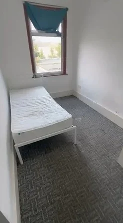Room Glenny Road in Greater London