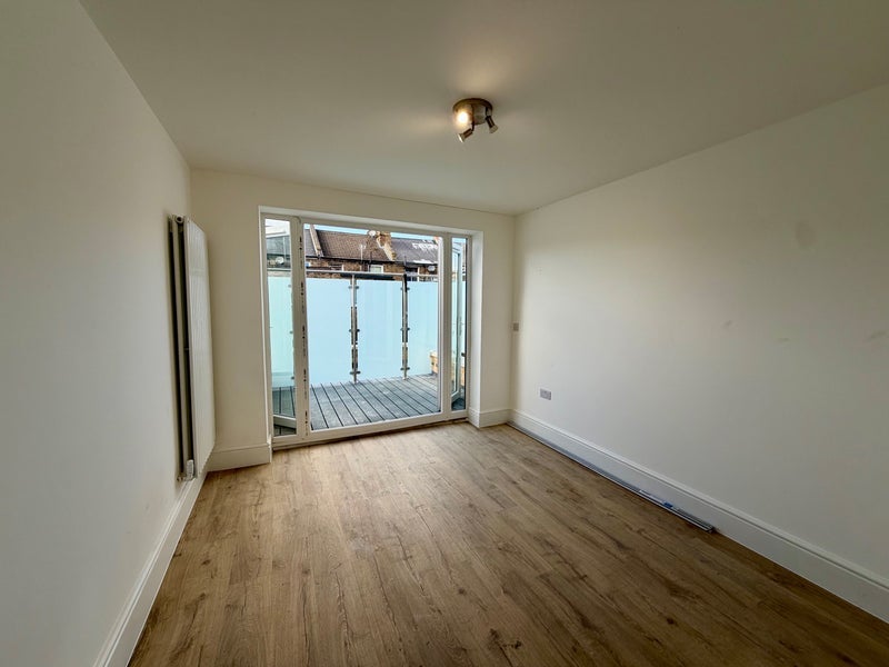 Flat Percy Road in Greater London