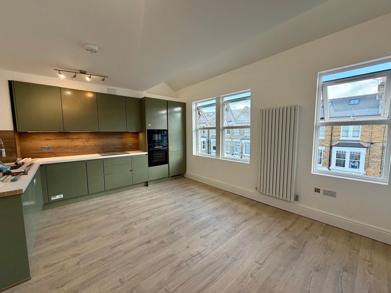 Flat Percy Road in Greater London