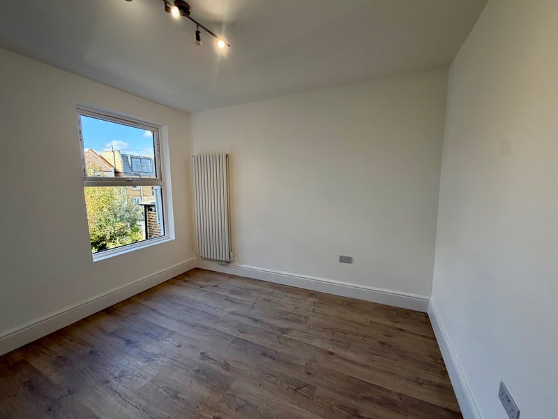 Flat Percy Road in Greater London