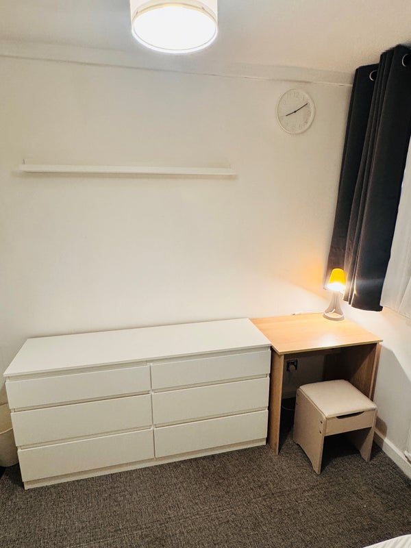 Room Sadler Close in Greater London