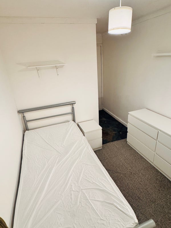 Room Sadler Close in Greater London