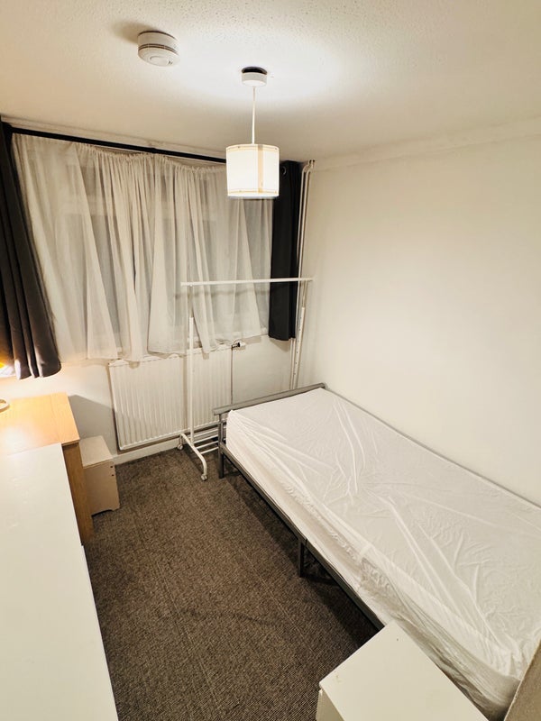 Room Sadler Close in Greater London