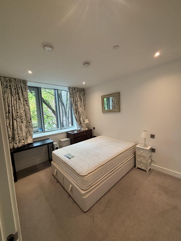 Flat Buckhold Road in Greater London