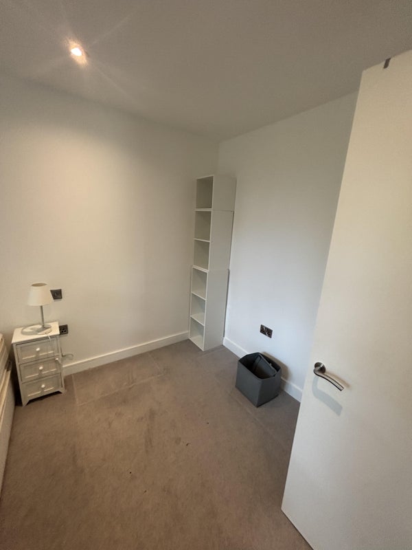 Flat Buckhold Road in Greater London
