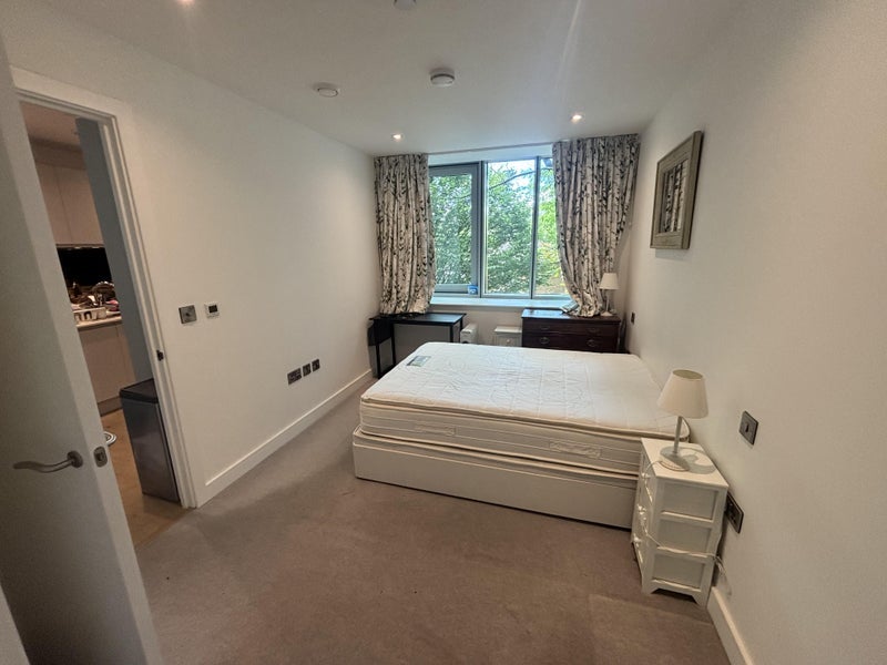 Flat Buckhold Road in Greater London