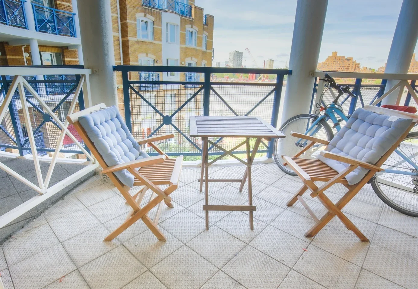 Flat Rotherhithe Street in Greater London