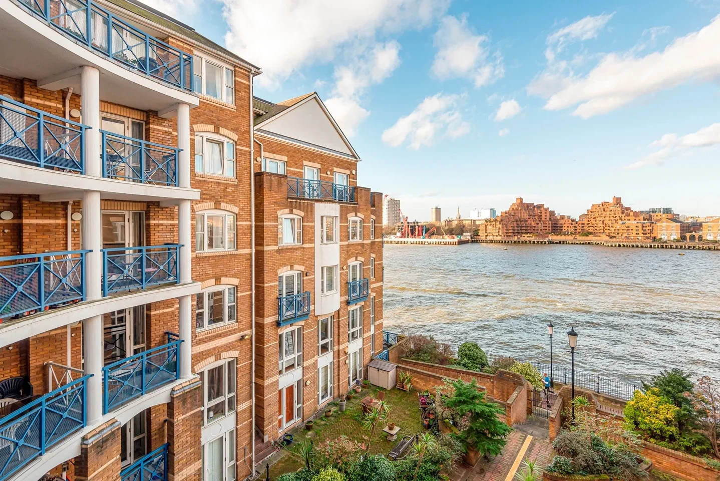 Flat Rotherhithe Street in Greater London