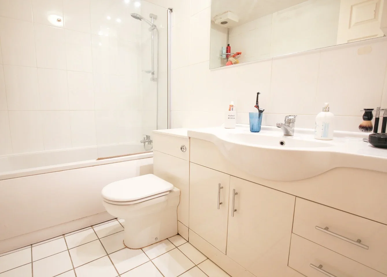Flat Rotherhithe Street in Greater London