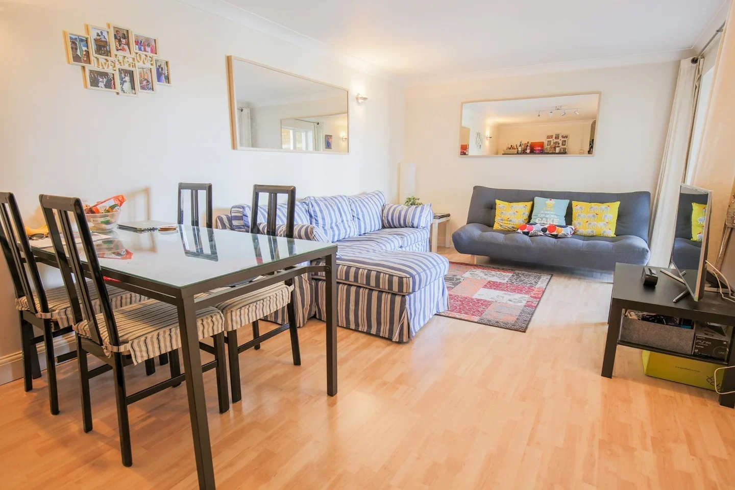 Flat Rotherhithe Street in Greater London