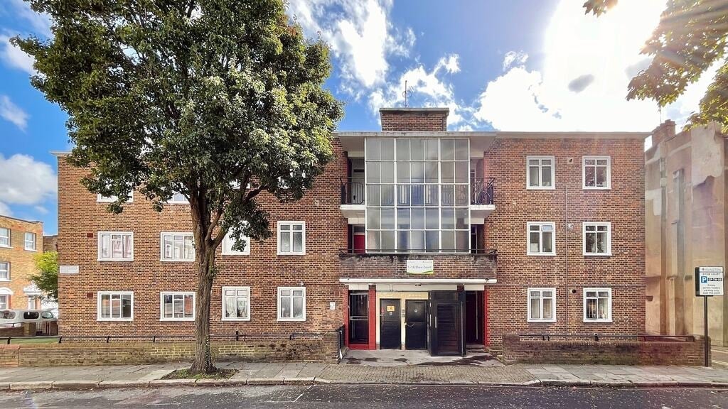 Room Cornwallis Road in Greater London