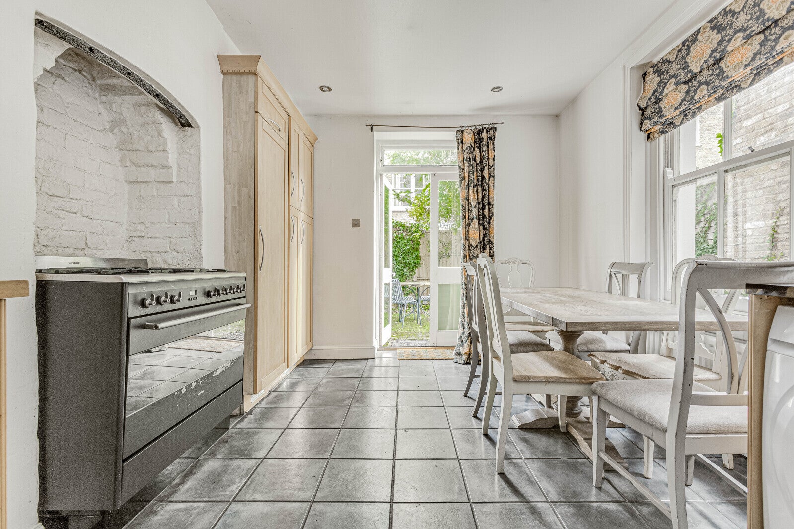 House Broomwood Road in Greater London