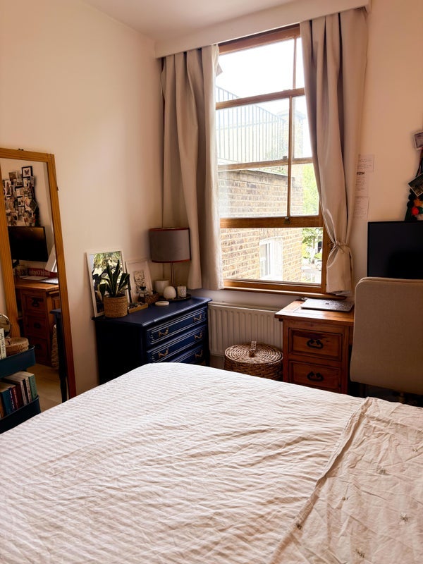 Room Overstone Road in Greater London