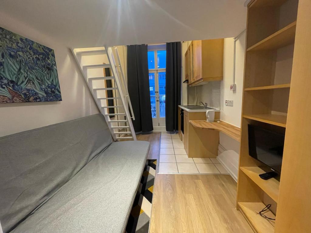 Flat Claverton Street in City of Westminster