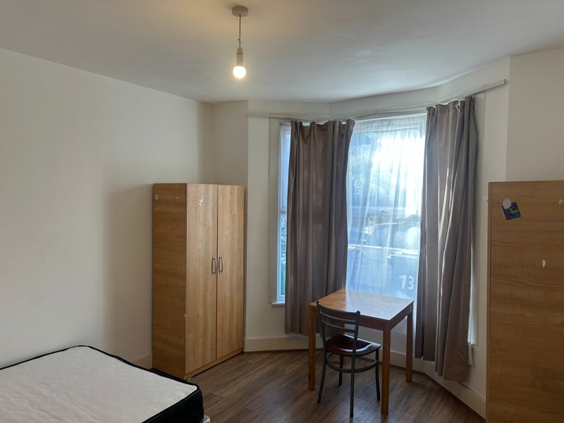 Room High Road Leyton in Greater London