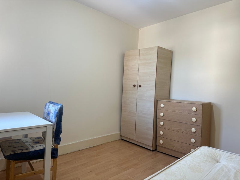 Room High Road Leyton in Greater London
