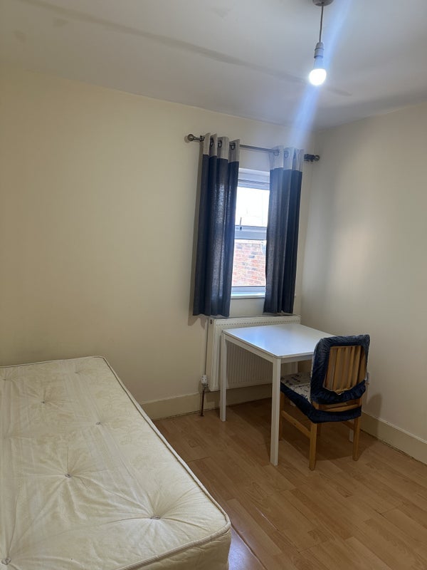 Room High Road Leyton in Greater London