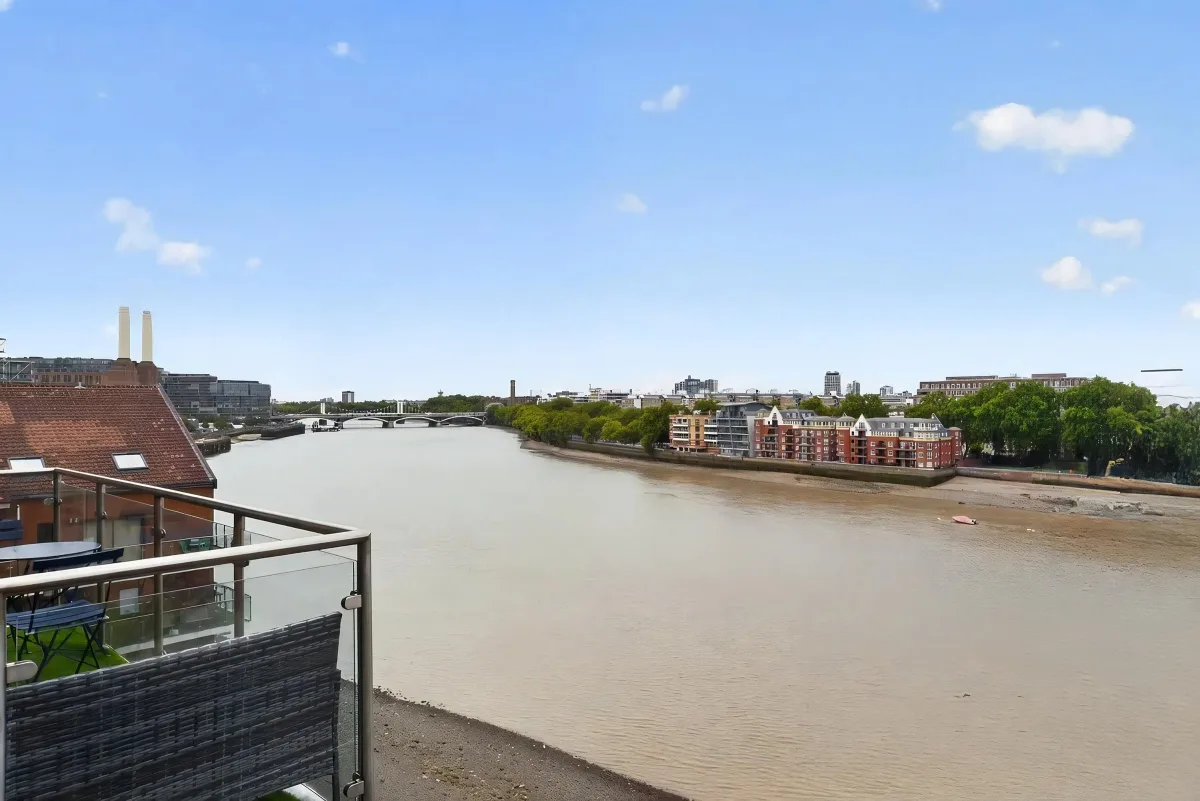Flat Nine Elms Lane in Greater London