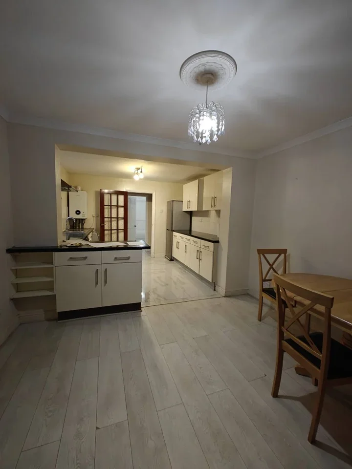 Flat Layton Road in Greater London