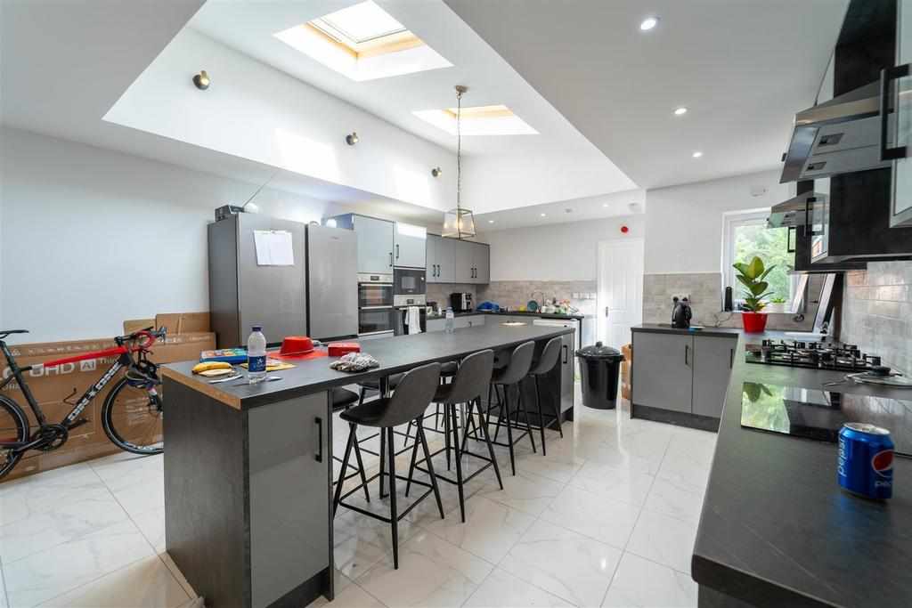 Room Dawlish Road in Birmingham