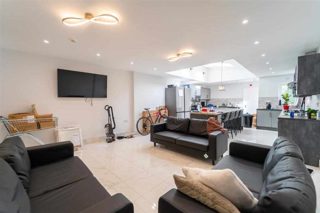 Room Dawlish Road in Birmingham