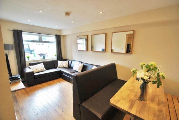 Flat Edgeworth Drive in Manchester