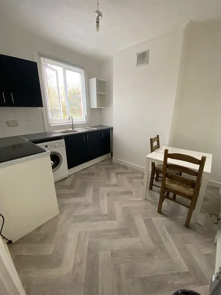 Flat Blanmerle Road in Greater London