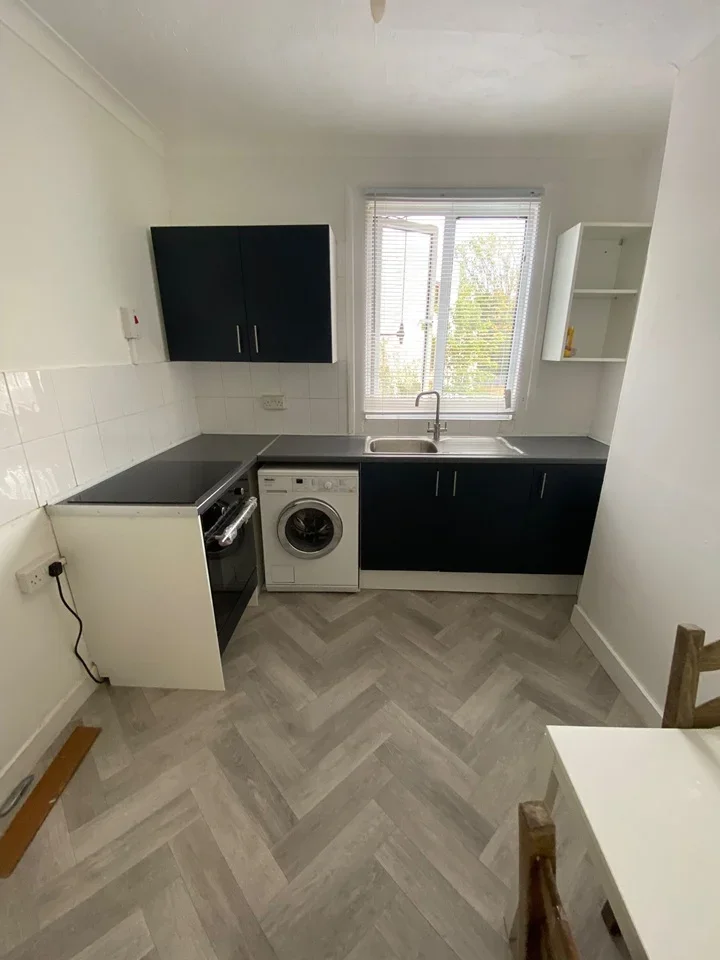 Flat Blanmerle Road in Greater London