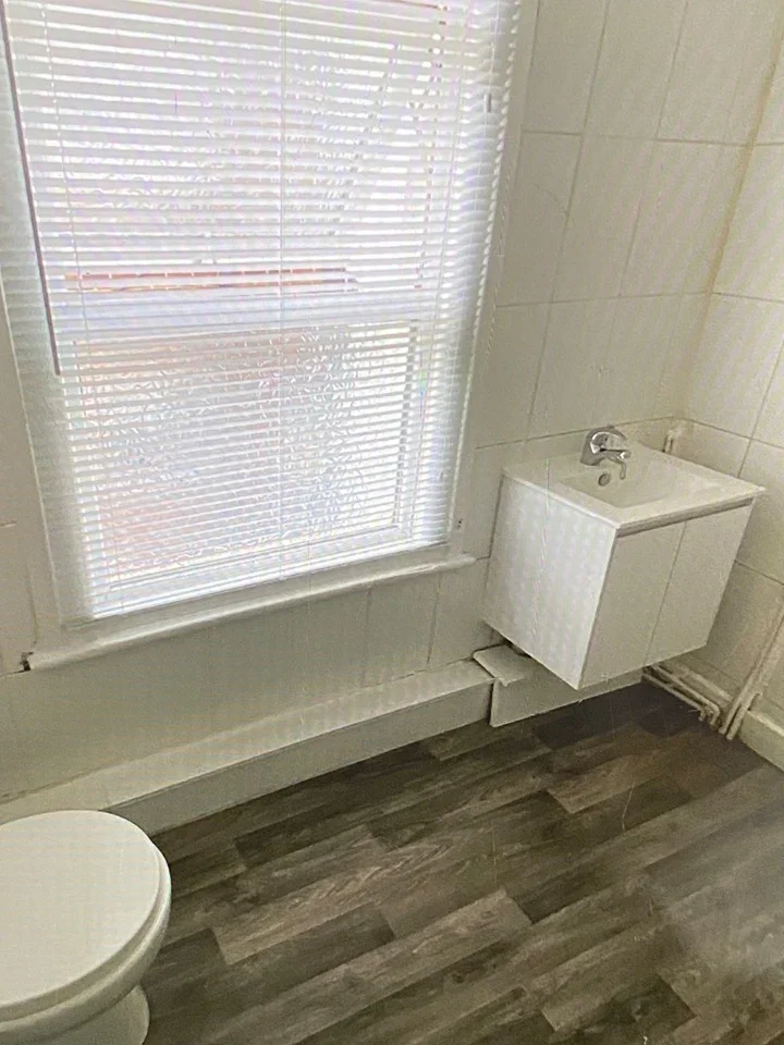 Flat Blanmerle Road in Greater London
