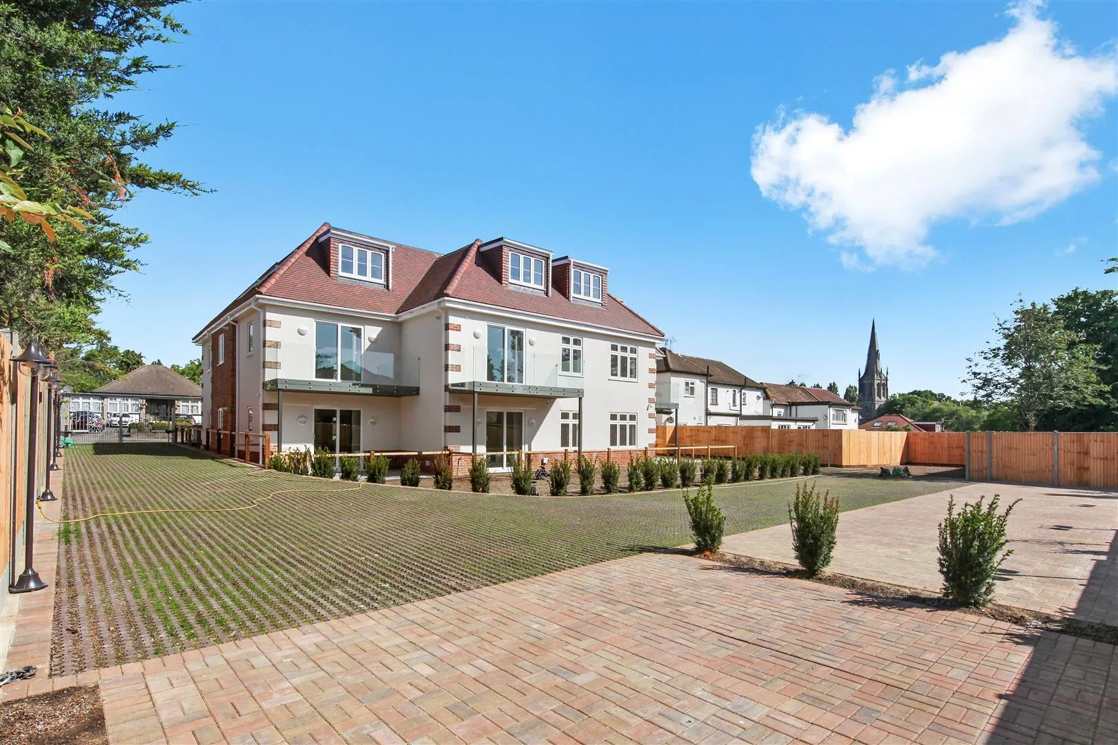 Flat Tudor Gardens in Greater London