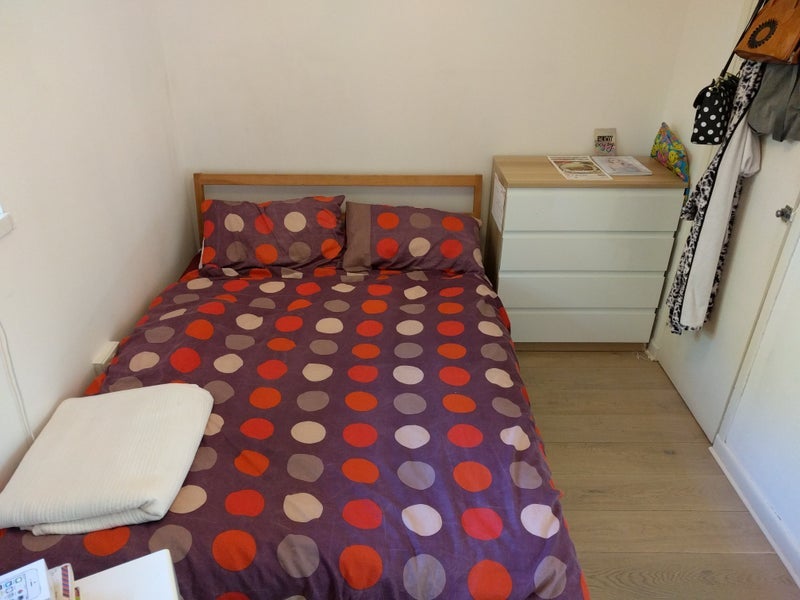 Room Estate Road in Greater London