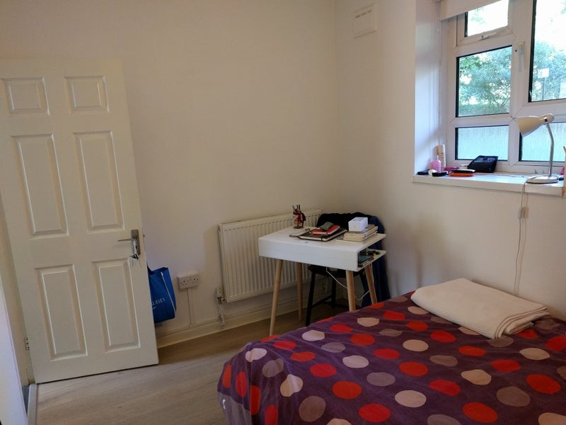 Room Estate Road in Greater London