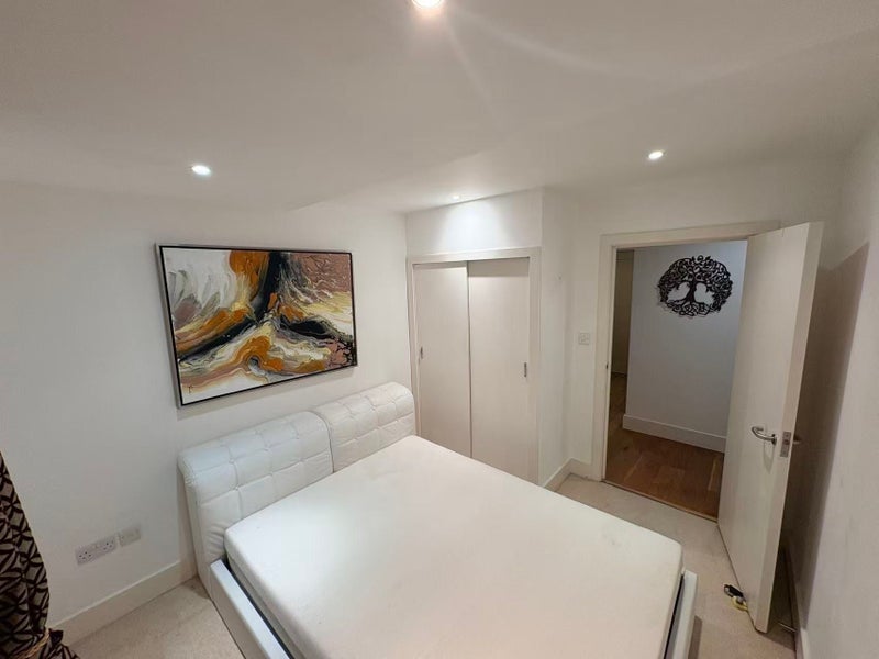 Room Worple Road in Greater London