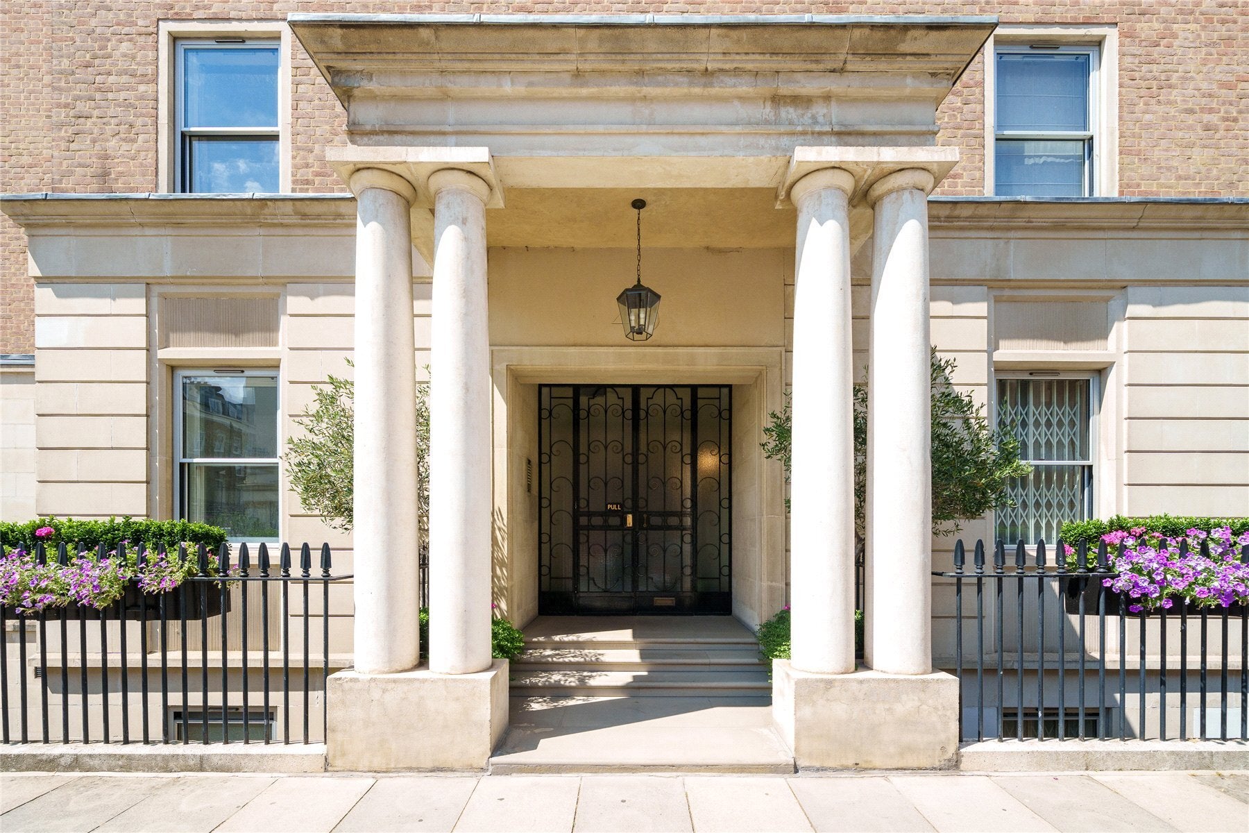 Flat Chester Square in City of Westminster