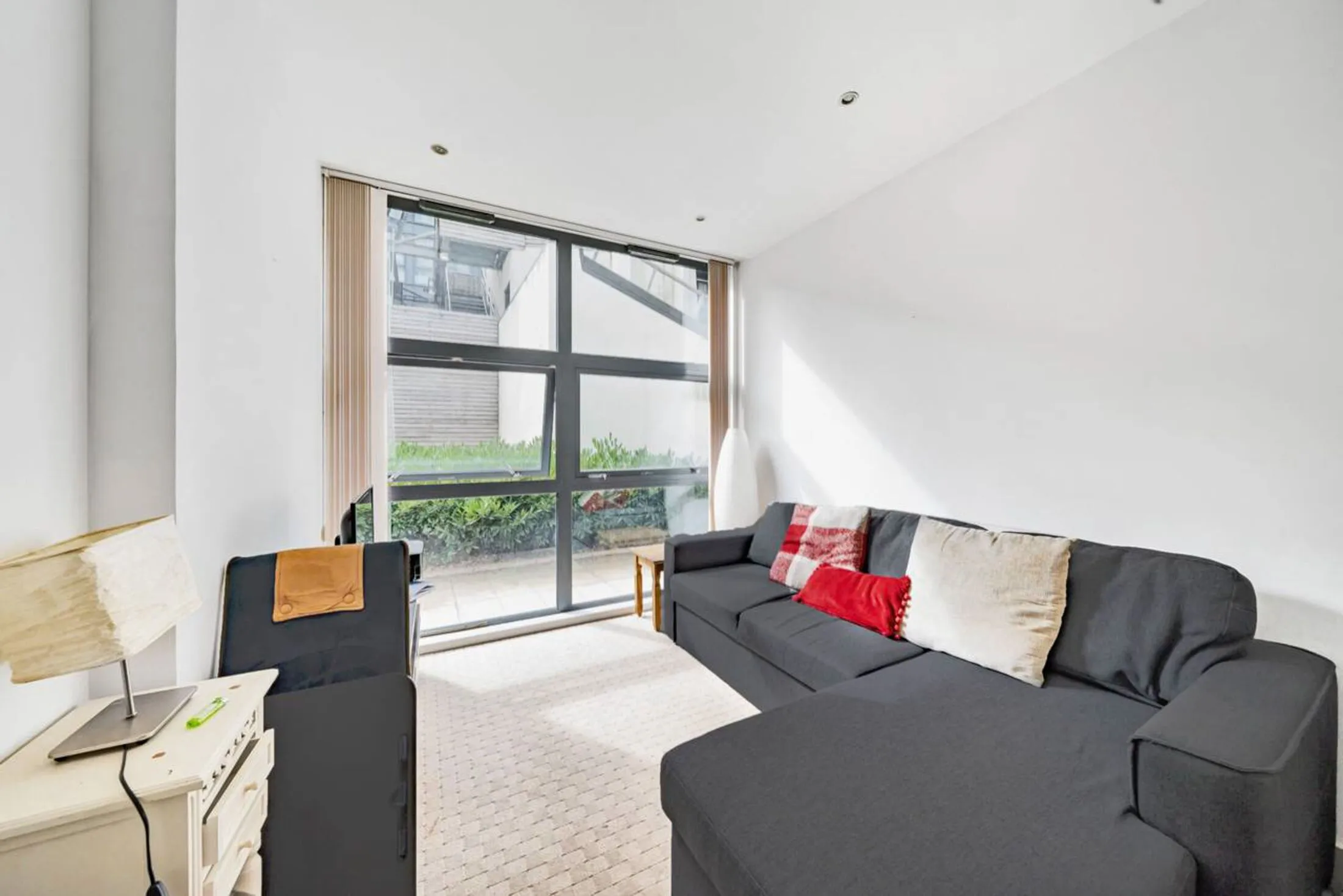 Flat Byng Street in Greater London