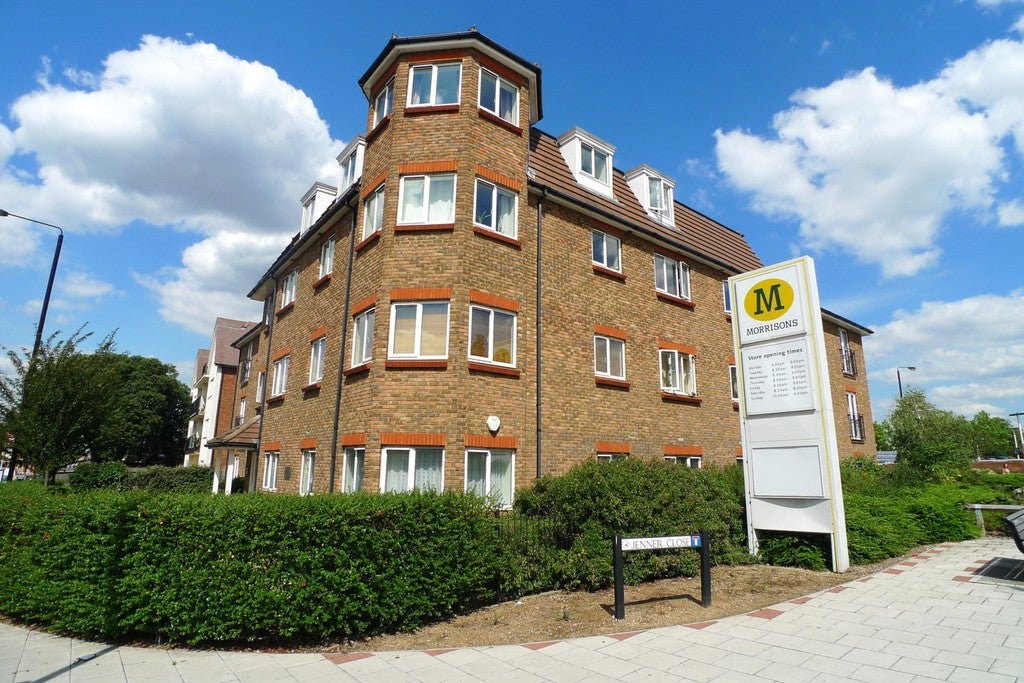 Flat Jenner Close in Greater London