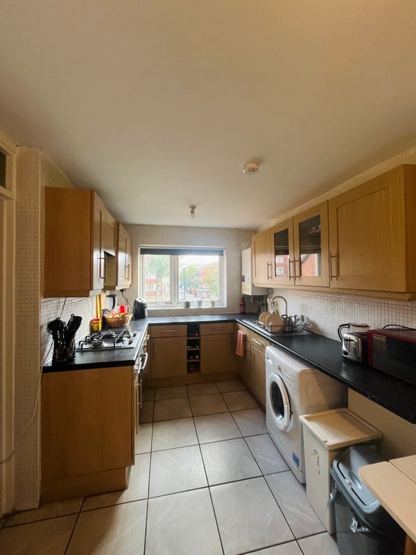 Room Waterloo Close in Greater London