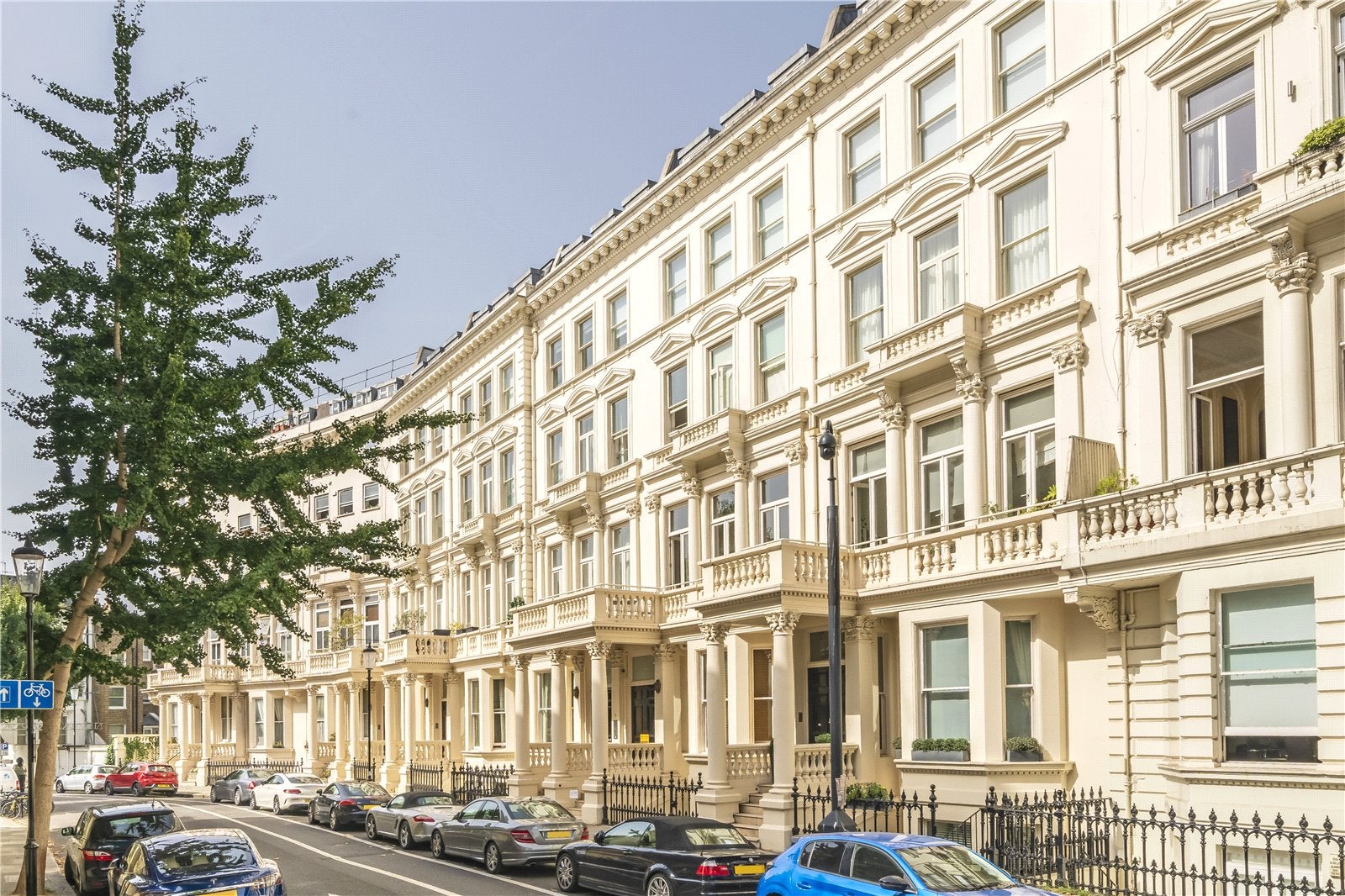 Flat Earl's Court Square in Greater London