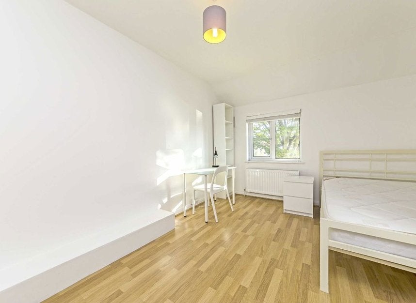 Flat Douglas Road in Greater London