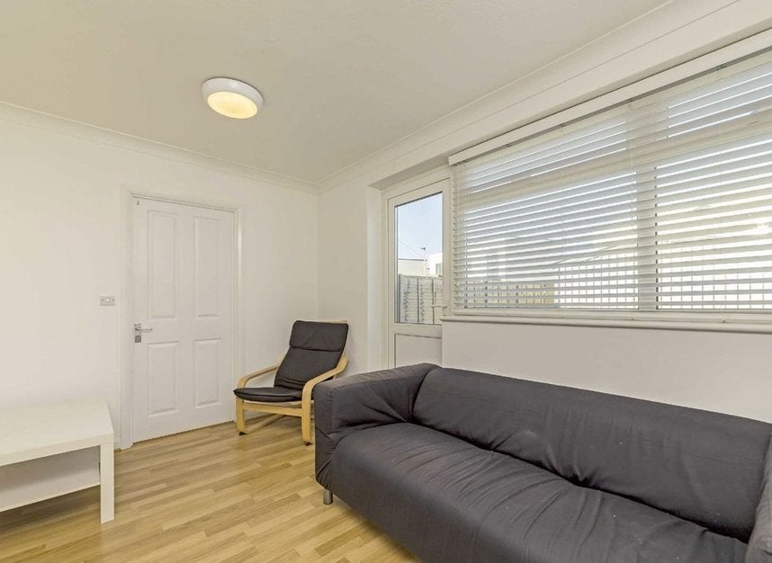 Flat Douglas Road in Greater London
