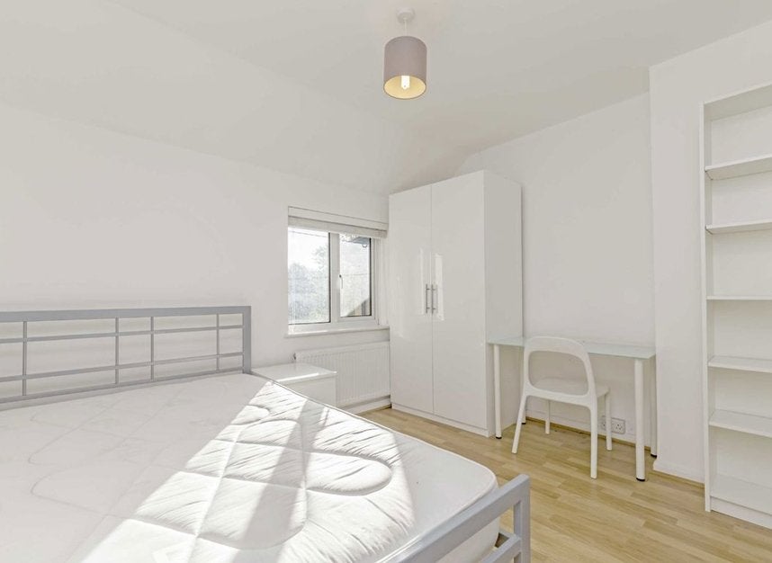 Flat Douglas Road in Greater London