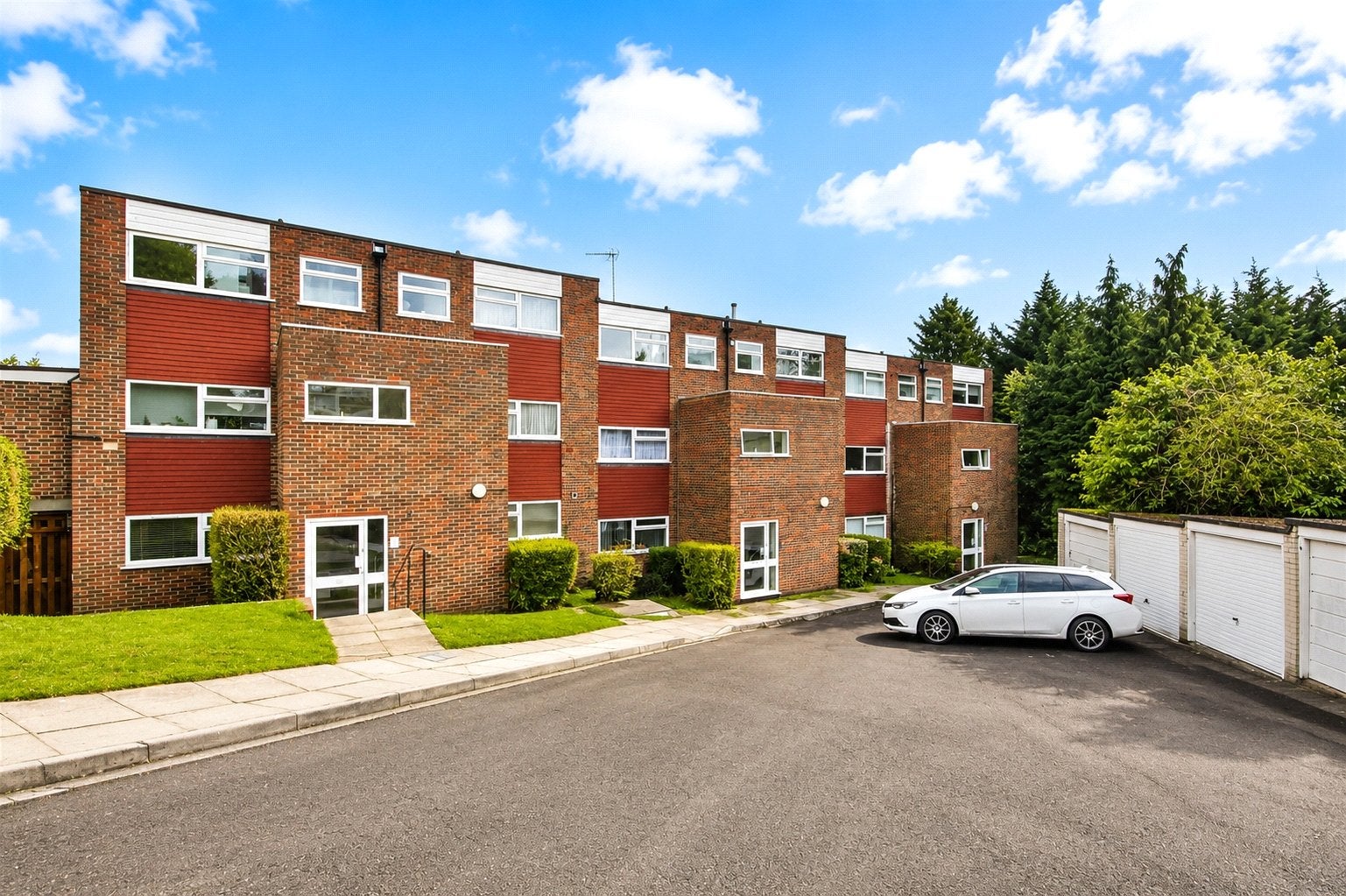 Flat Woodlands Court in Woking
