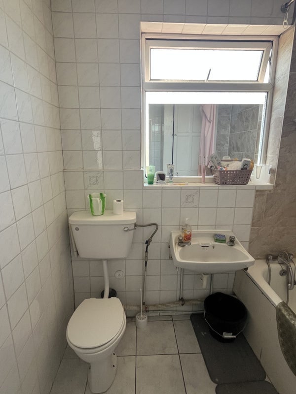 Room Downhills Way in Greater London