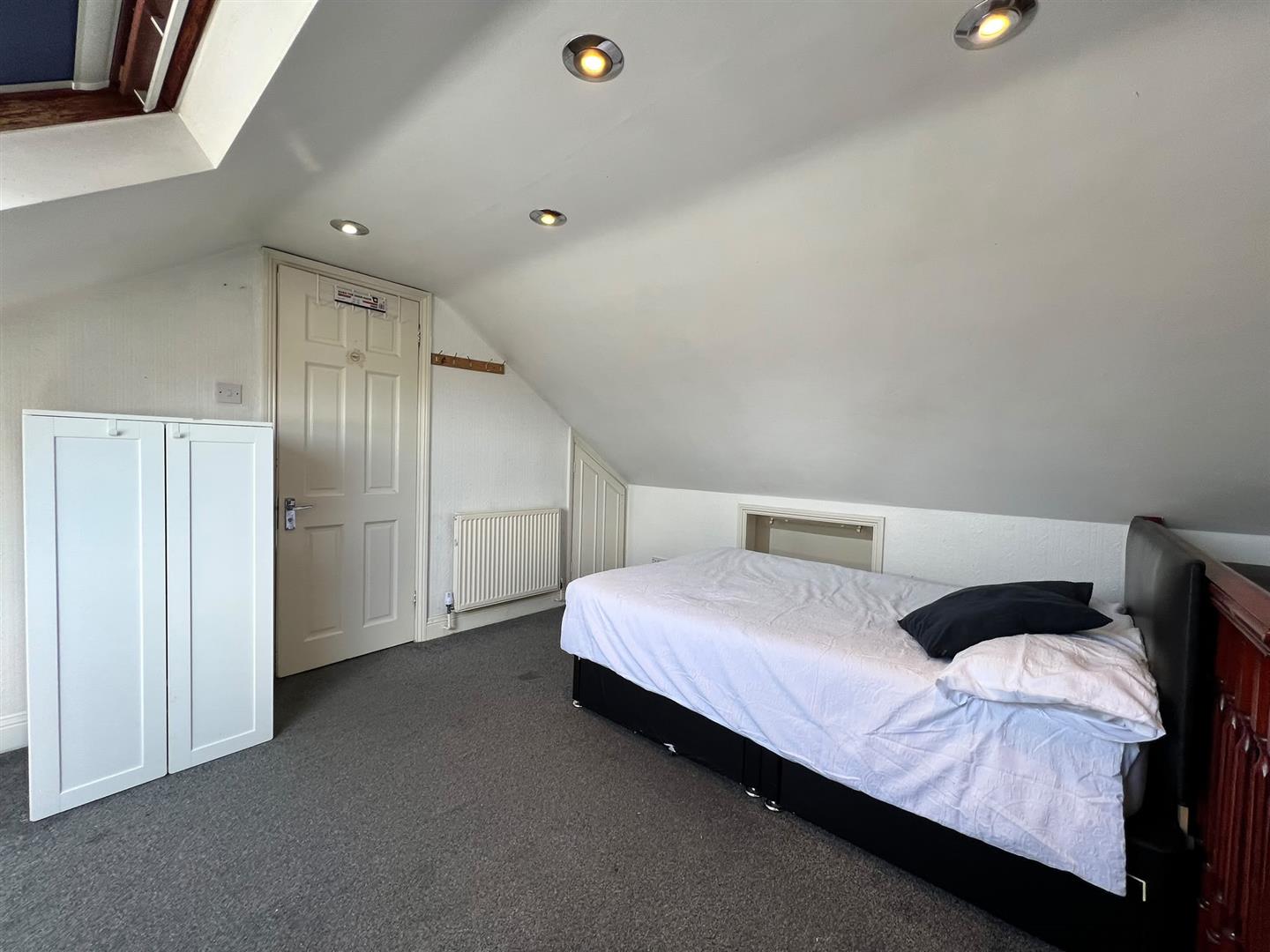 Room Vicarage Road in Watford