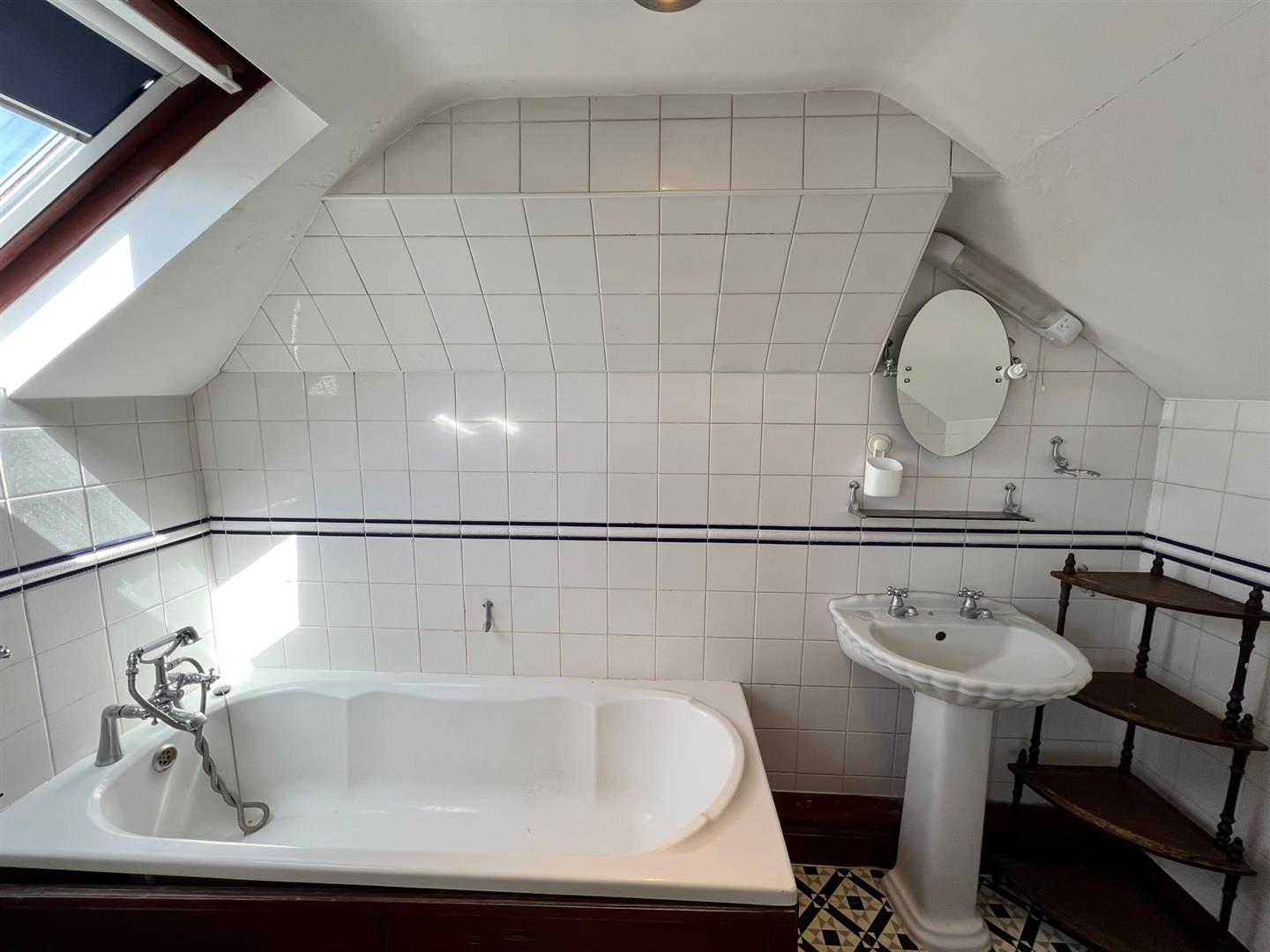 Room Vicarage Road in Watford