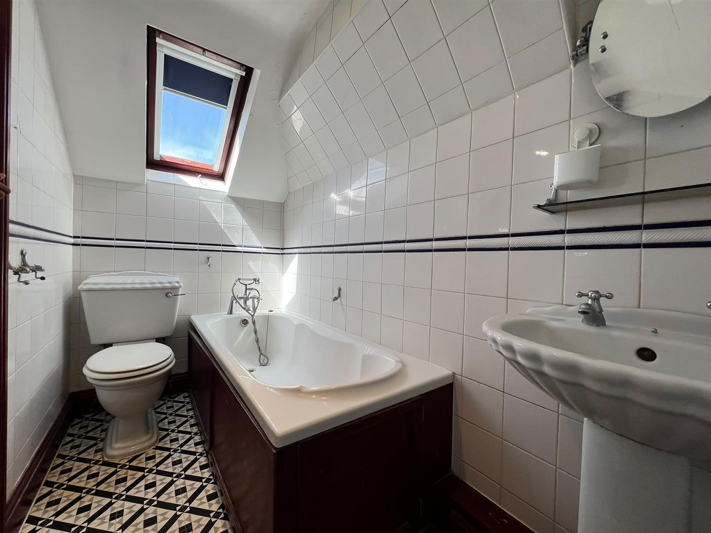 Room Vicarage Road in Watford