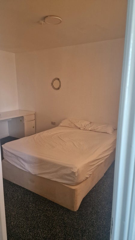 Room Northcote Avenue in Manchester