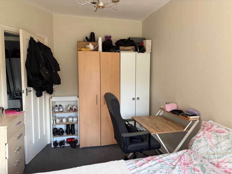 Room Rosebank Way in Greater London