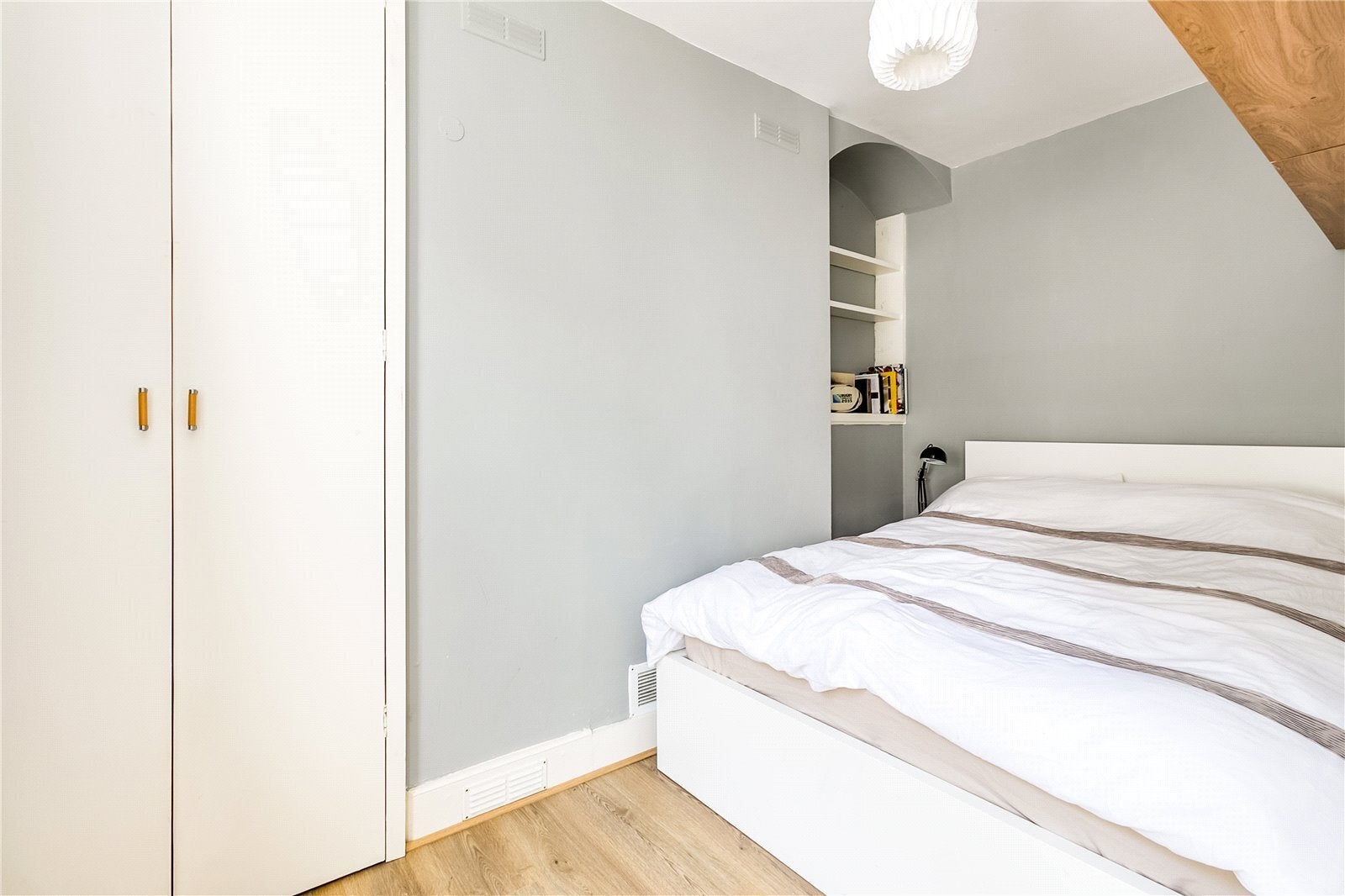 Flat Oakhill Road in Greater London